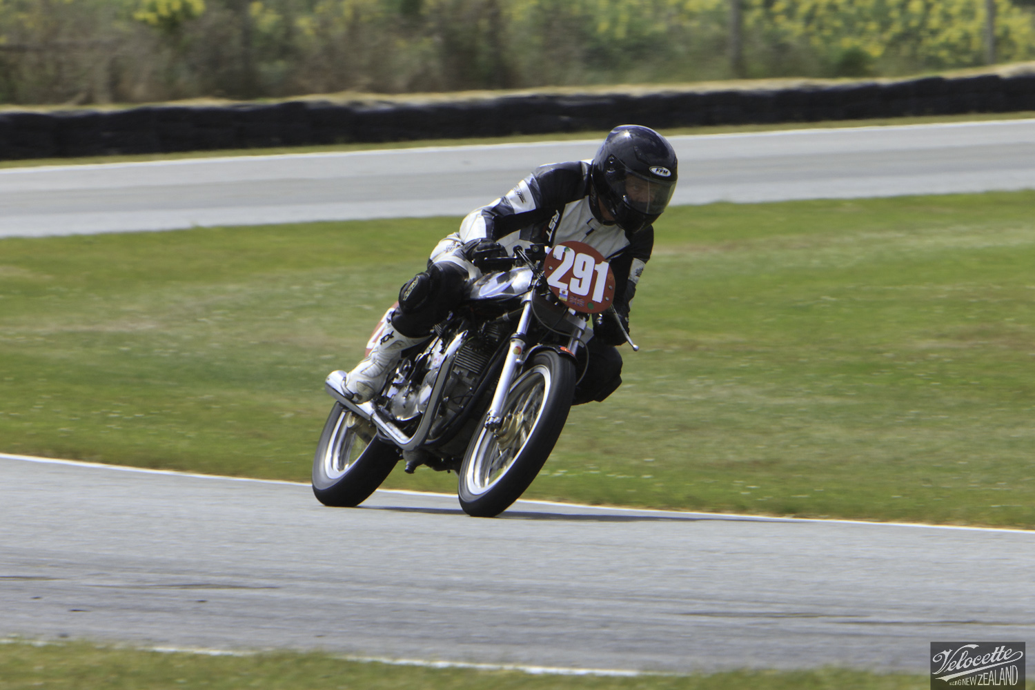 Burt Munro Challenge, Classic Motorcycle Racing, New Zealand, Paul Register, Post Classic Pre ’72, Rider 291, Teretonga Circuit races, Triton Norton Triumph 750
