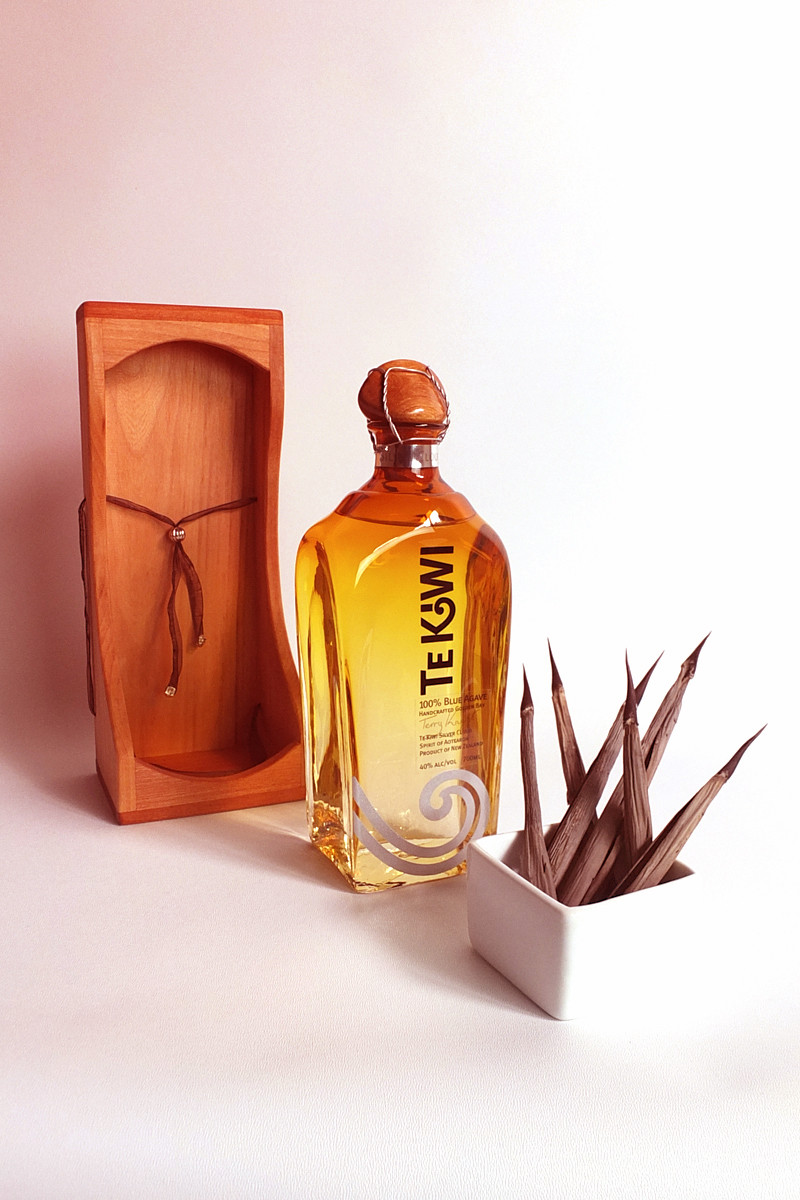 Silver Cloud, Te Kiwi 700ml sampler bottle labelling and presentation case.