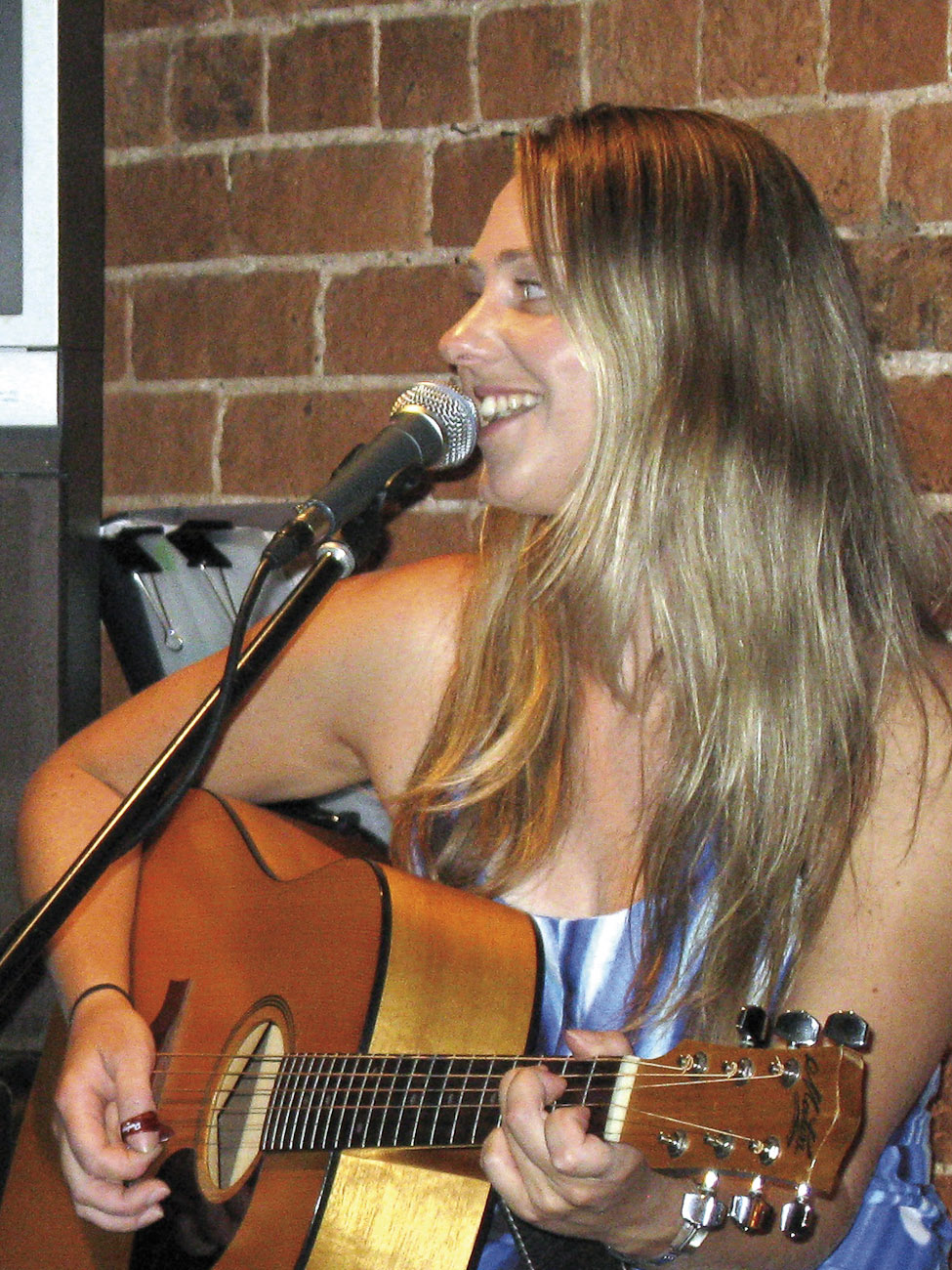 Folk musician, Pomeroys Old Brewery Inn.