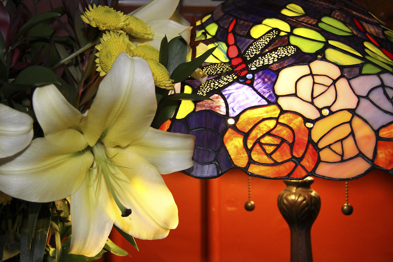 Pomeroy’s Old Brewery Inn English style pub interior details. Art Deco lamp and fresh cut flower arrangement.