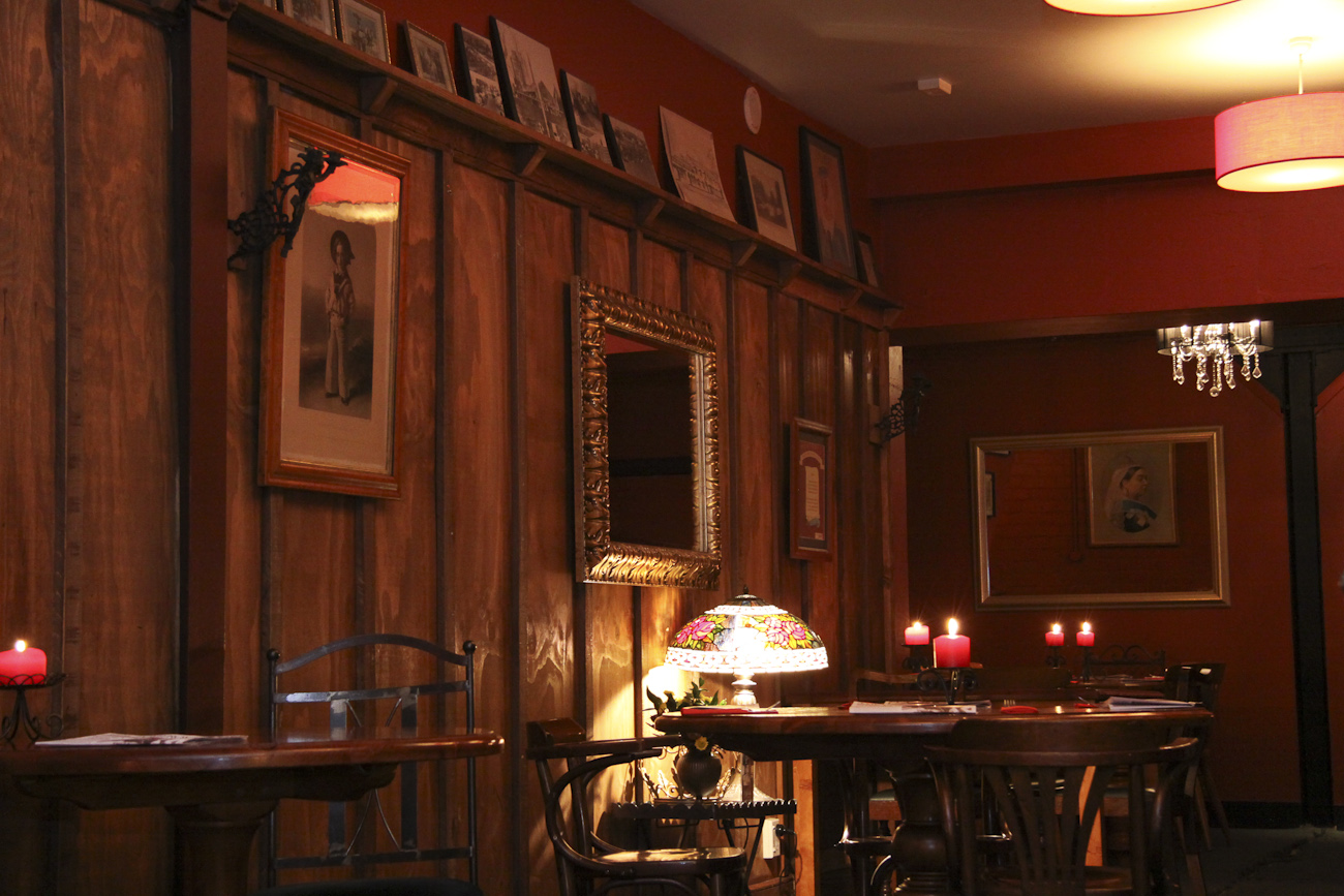 Pomeroy’s Old Brewery Inn English style pub interior details. Victoria’s Kitchen Restaurant dining settings.