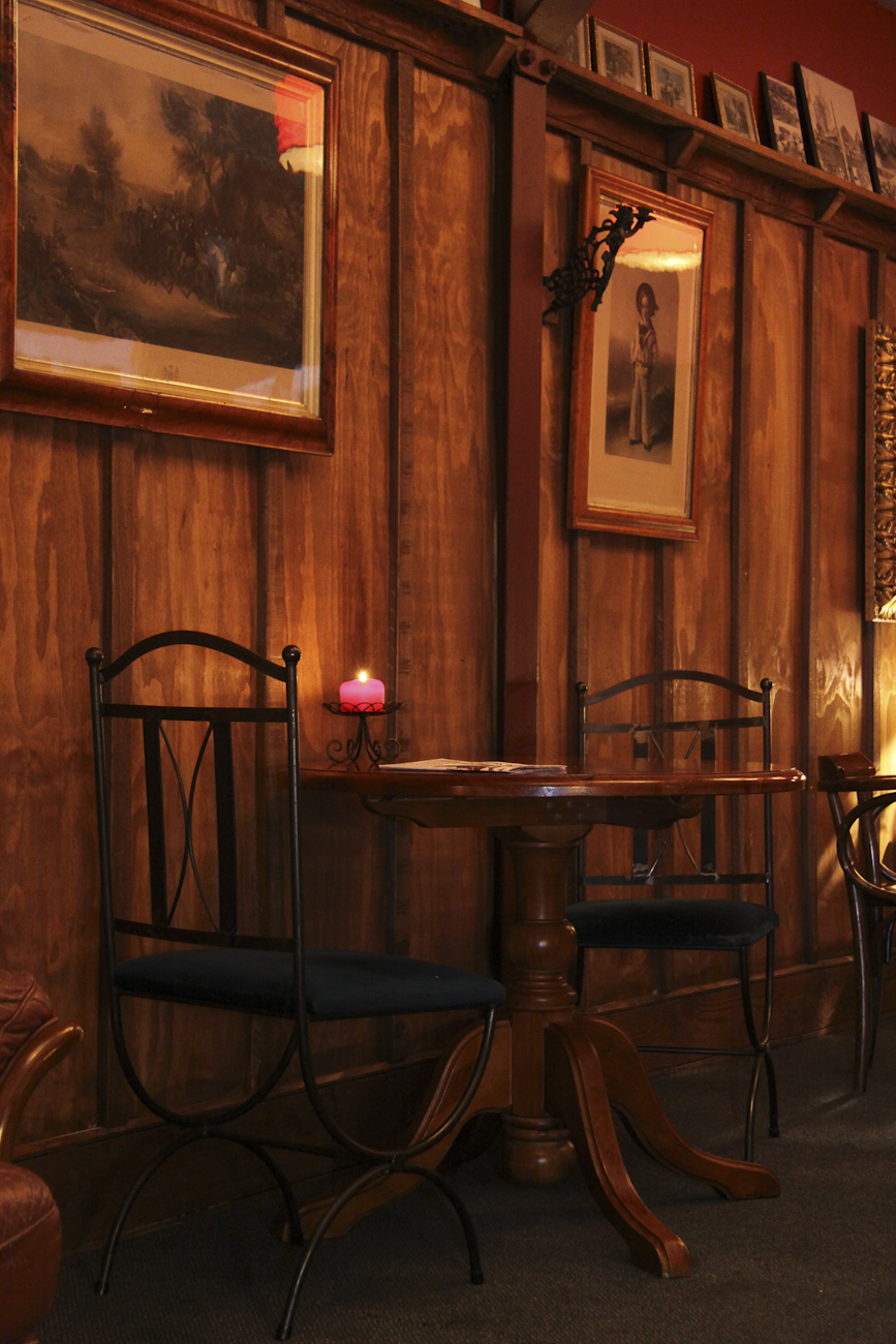 Pomeroy’s Old Brewery Inn English style pub interior details. Victoria’s Kitchen Restaurant dining settings.