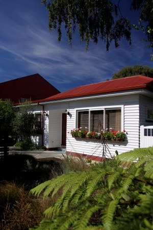 Pomeroy’s on Kilmore Boutique Accommodation street view.