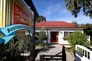Pomeroy’s on Kilmore Boutique Accommodation, dimensional street sign and front entrance from the street.