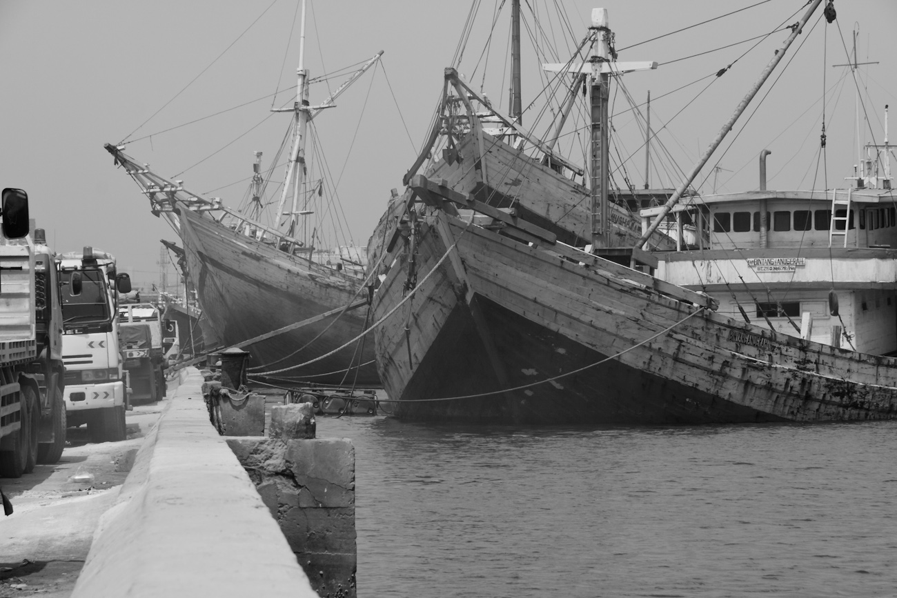 Heavily laden and unladen Lamba type of motorised Pinisi line up at Sunda Kelapa, old harbour of Jakarta. These lamba Pinisi are freighters used to ply a domestic trade between Indonesia and Borneo of palm kernels for Indonesian cement.