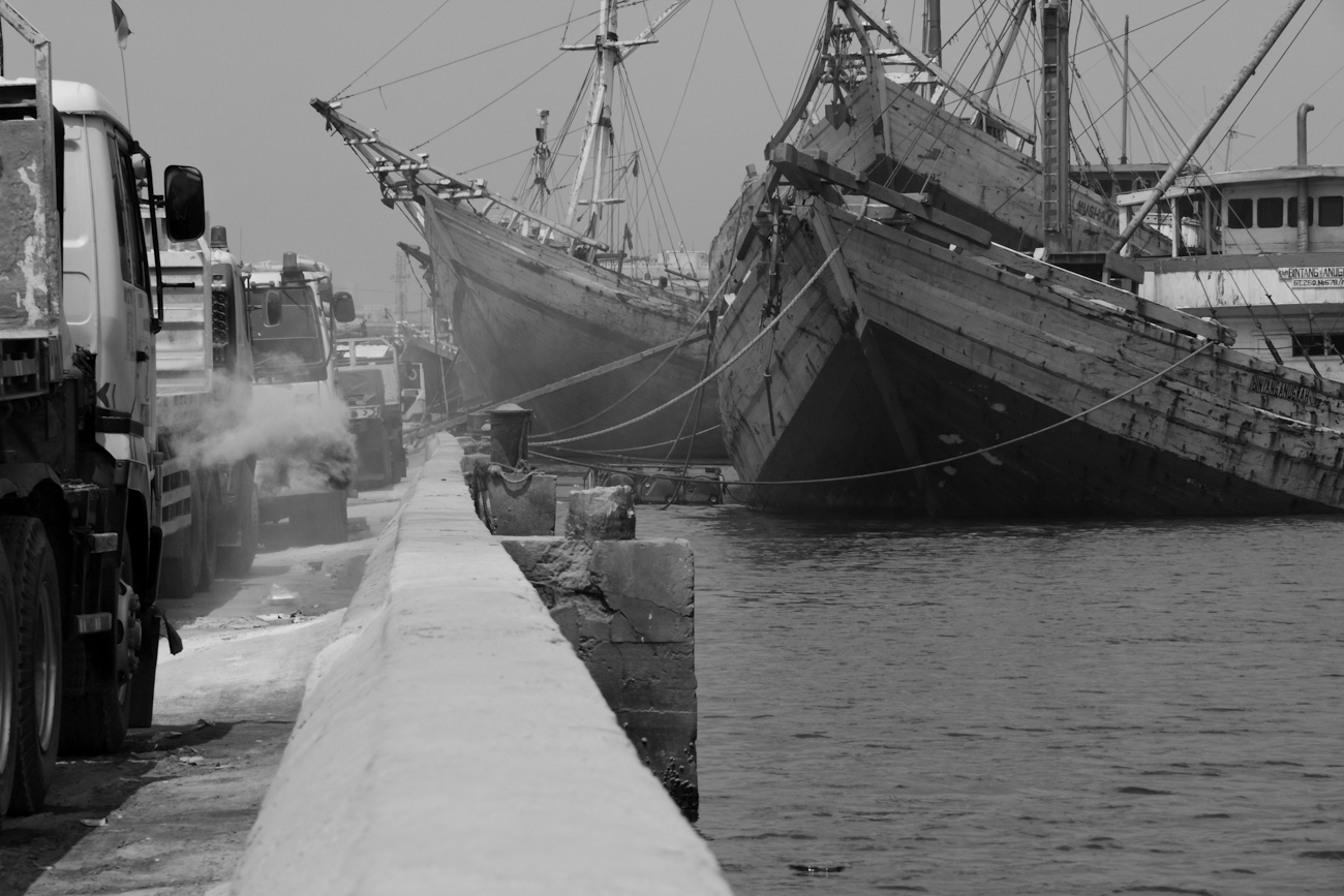Heavily laden and unladen Lamba type of motorised Pinisi line up at Sunda Kelapa, old harbour of Jakarta. These lamba Pinisi are freighters used to ply a domestic trade between Indonesia and Borneo of palm kernels for Indonesian cement.
